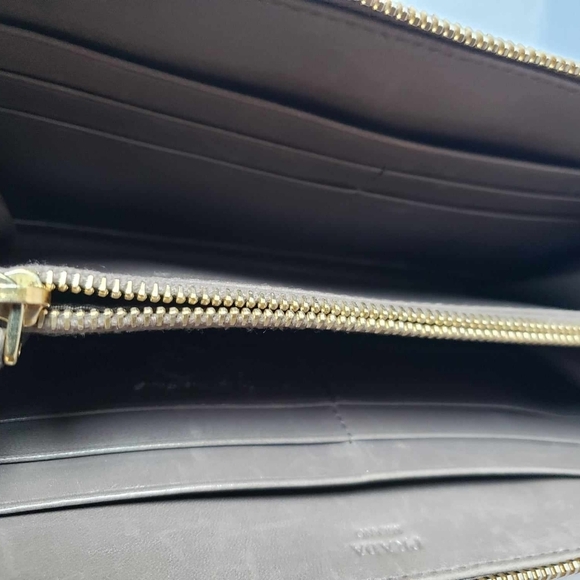 Authentic Prada Zippy Wallet - Picture 6 of 7